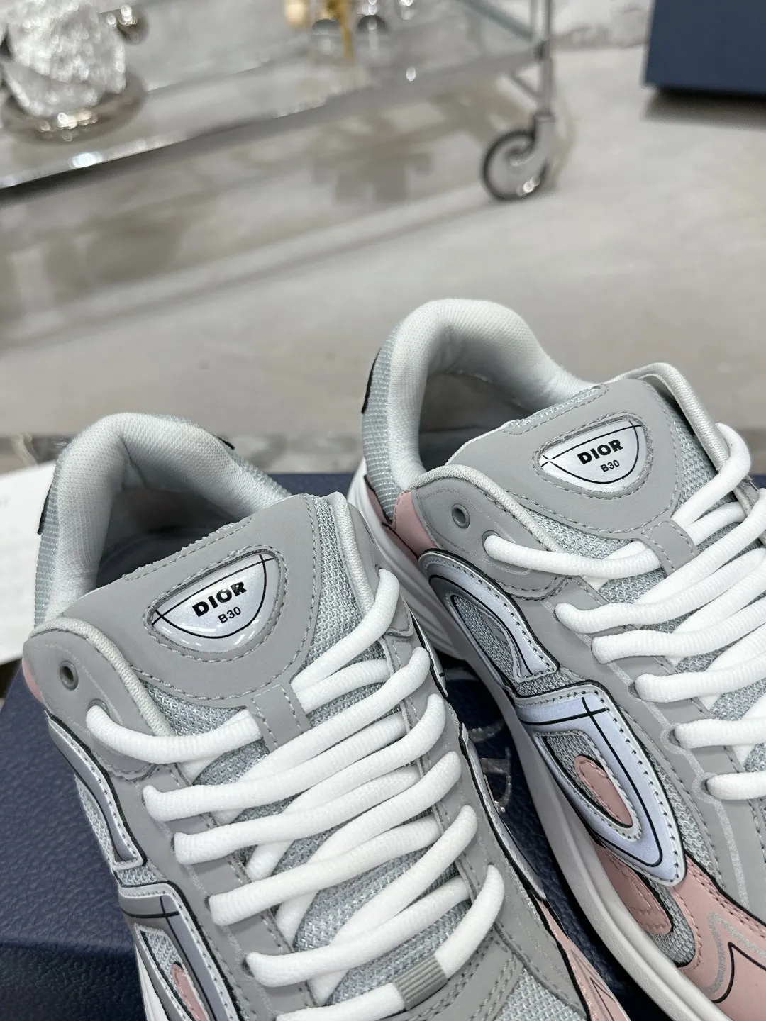 Men's men's shoes 💰600❤️❤️❤️High version Dior Dior's latest color matching B30 series reflective dad sneakers original 17380💰 purchased for development and production Brand new B30 sneakers Dad Shoes style shoes that follow the trend of the retro market The Dior logo on the tongue also indicates that this pair of shoes is the B30 model! B30 uses fine-textured leather and mesh cloth materials to form a shoe body. There are conspicuous letters CD on both sides of the shoe body to indicate identity. Many lines on the shoe body outline details to make the shoes look less monotonous and full of retro flavor. The delivery counter is exquisitely packaged🛍📦 ▪️Fabric: Original customized technical fabric + mesh ▪️Inner lining: Customized breathable lining ▪️Outsole: Original molded IP foam + TPU outsole ▪️Sole thickness: 3.5CM ▪️Size: Women’s size 35-40 / Men’s size 39-46